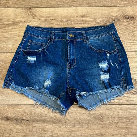 NWT Women’s Denim Jean Shorts Fray Bottoms Stretch Size Large - Picture 1 of 10
